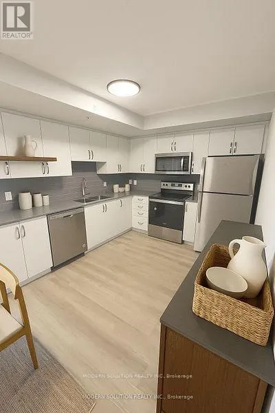 807 - 425 WATSON PARKWAY N