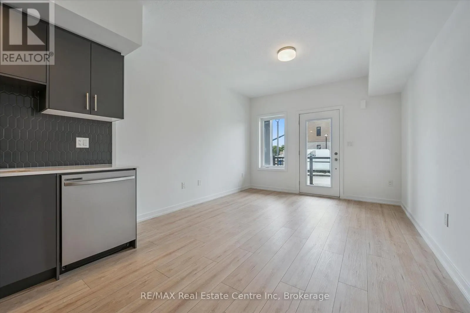 6 - 940 ST DAVID STREET N, #6