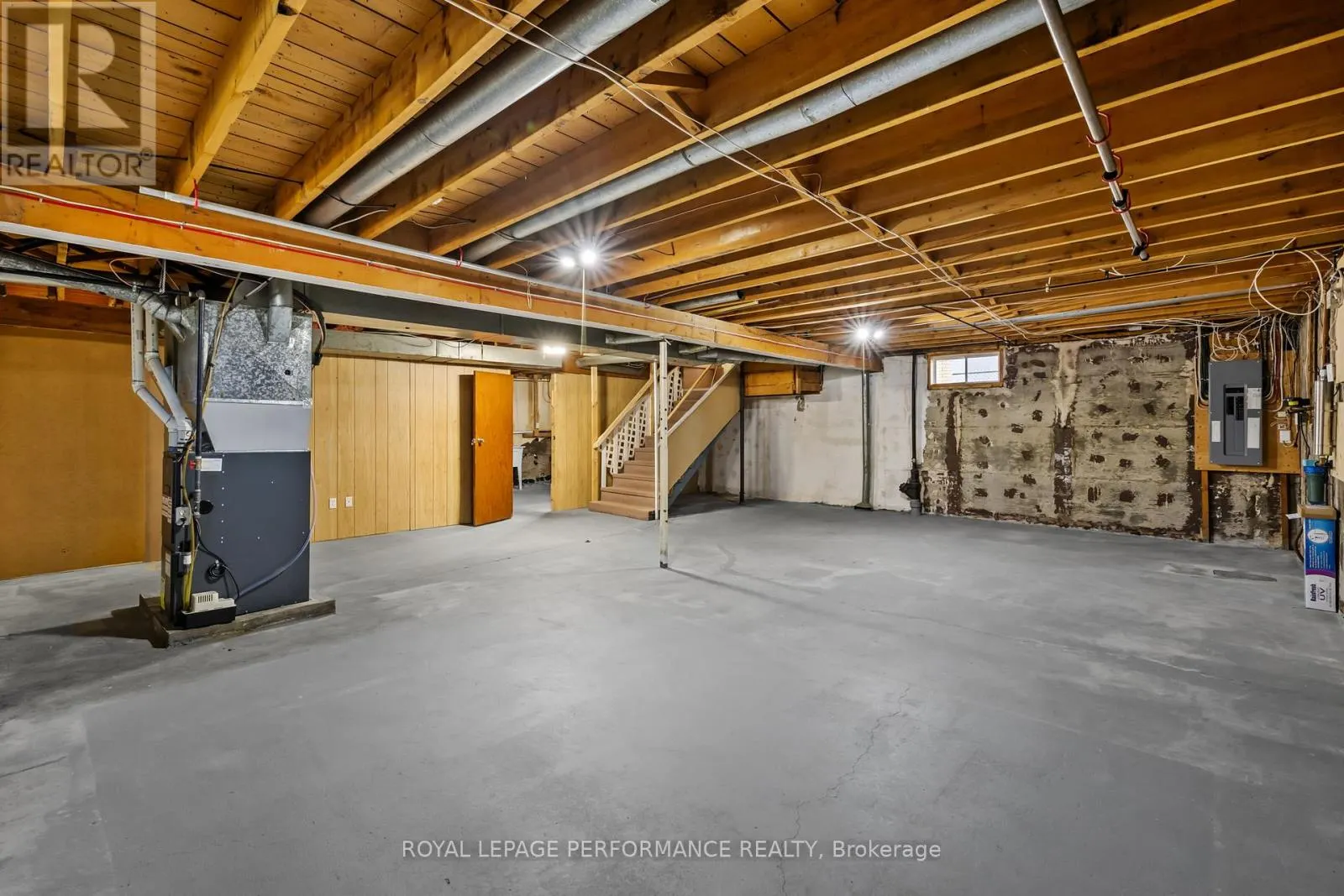 108 ELGIN STREET W