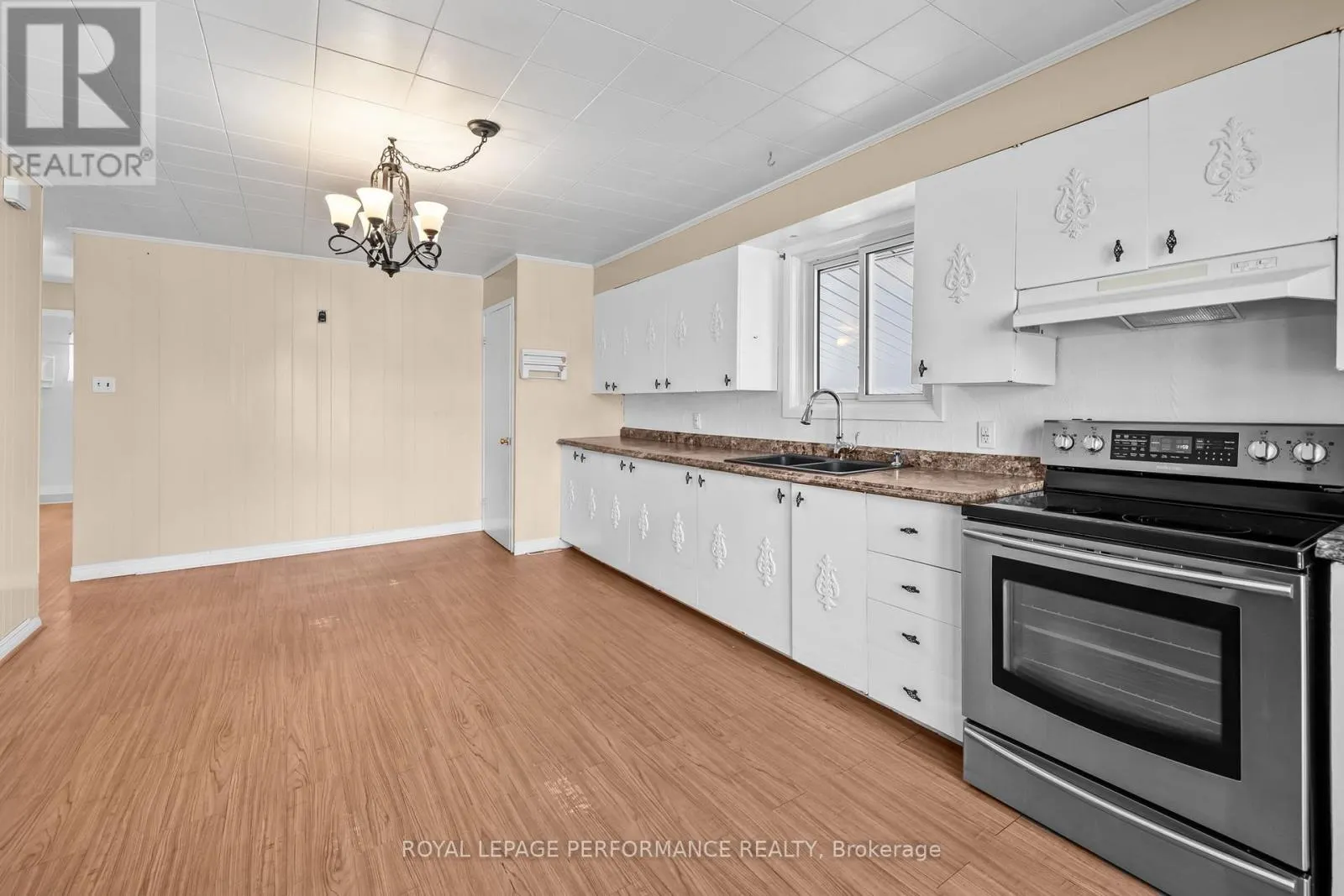 108 ELGIN STREET W