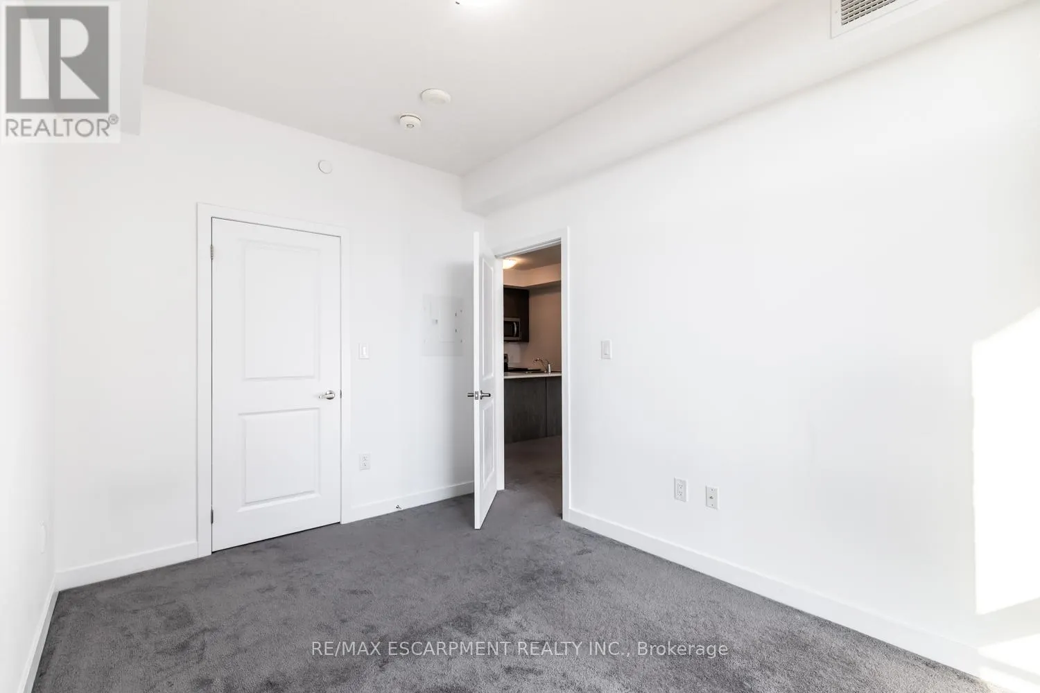 326 - 450 DUNDAS STREET