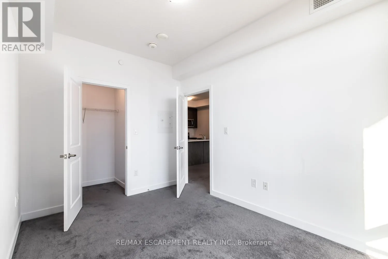 326 - 450 DUNDAS STREET