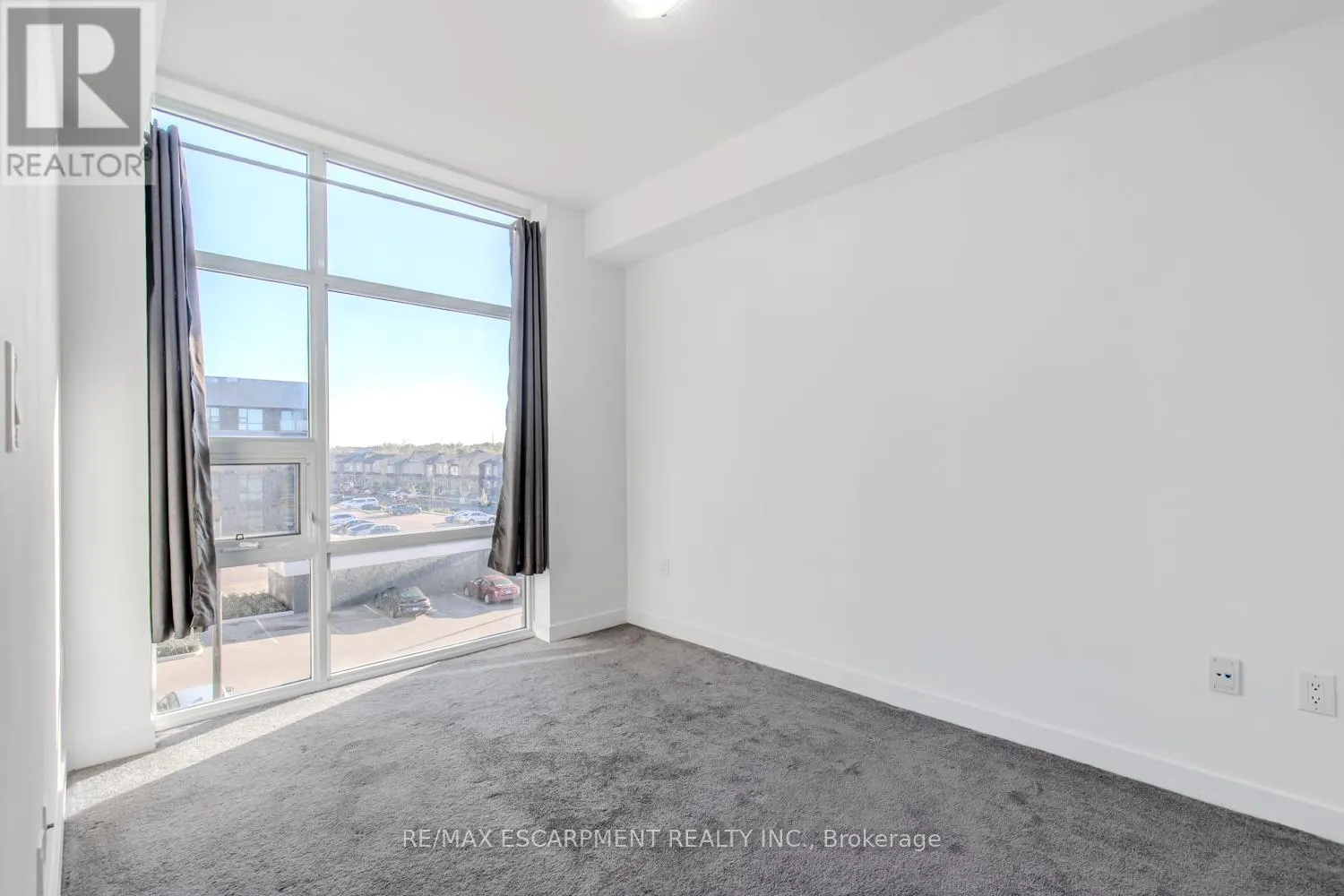 326 - 450 DUNDAS STREET
