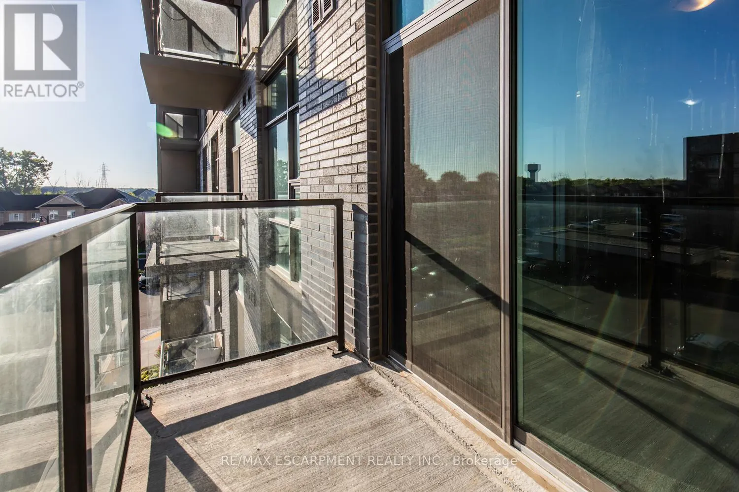 326 - 450 DUNDAS STREET