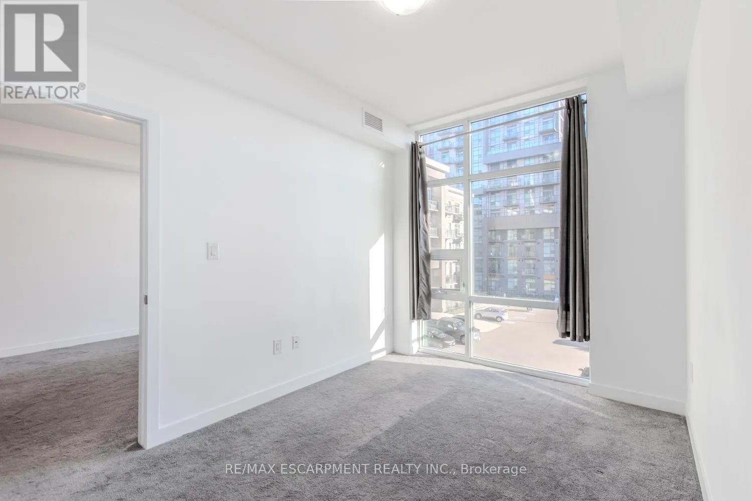 326 - 450 DUNDAS STREET