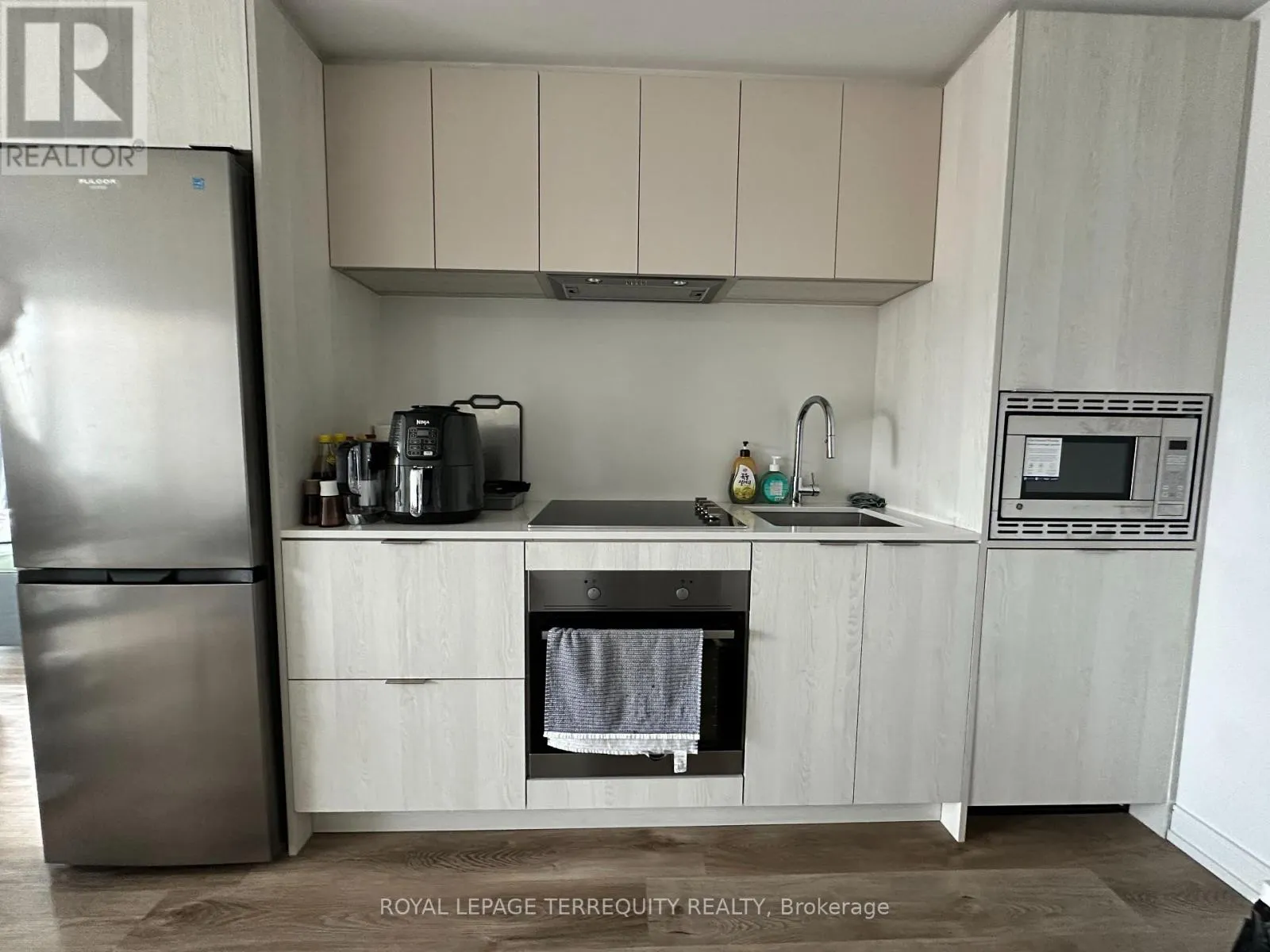 812 - 1 JARVIS STREET