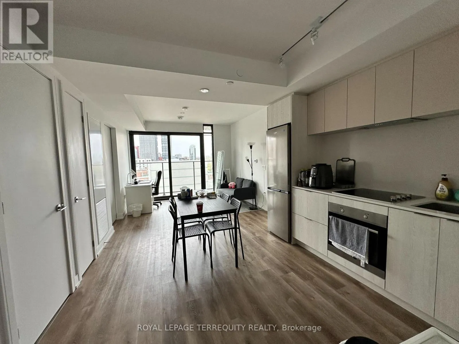 812 - 1 JARVIS STREET