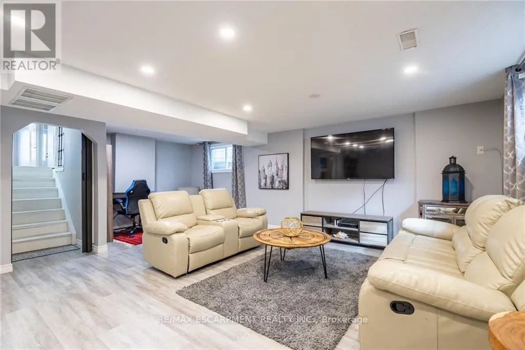 5 TWINOAKS CRESCENT