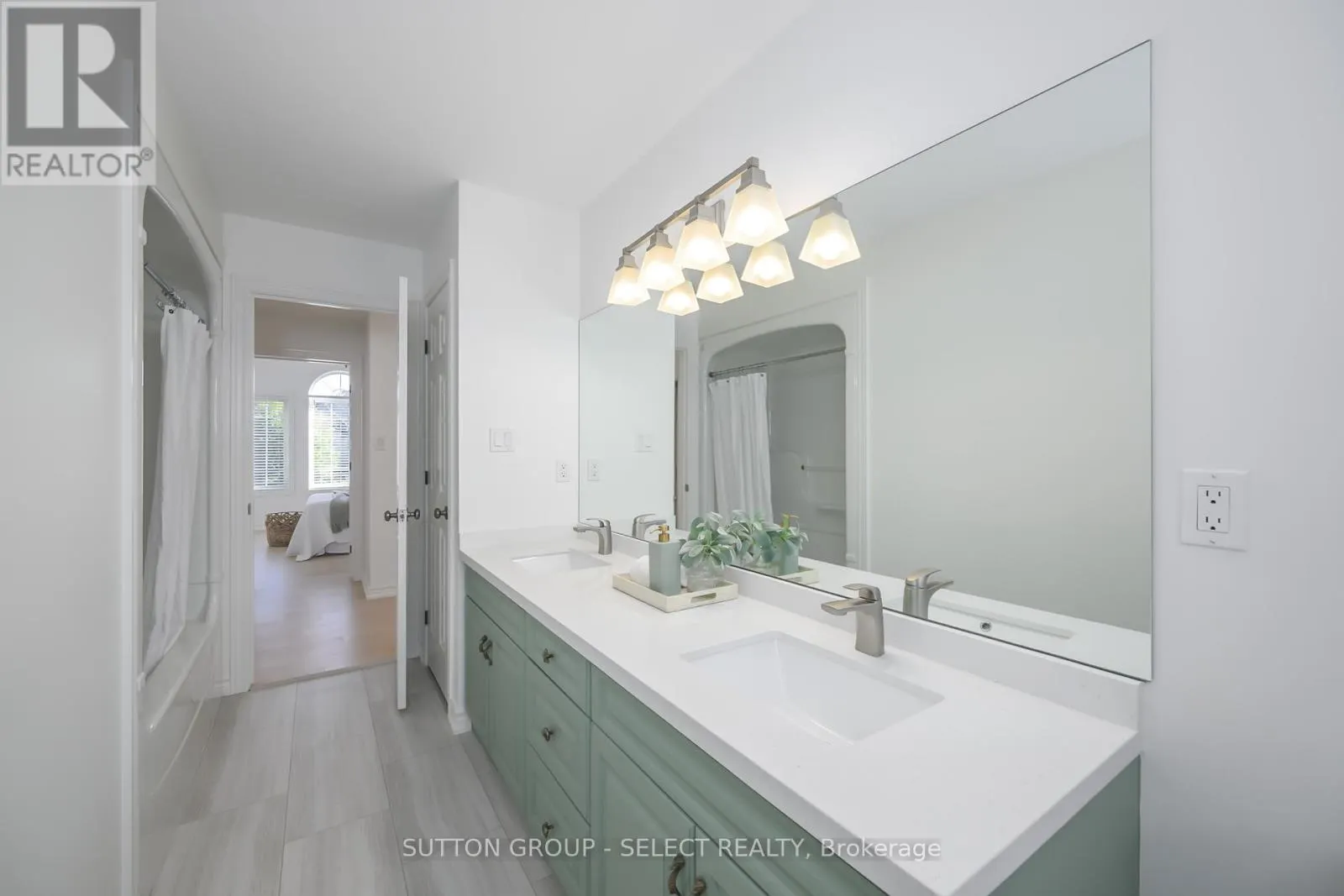 270 EAST RIVERTRACE WALK