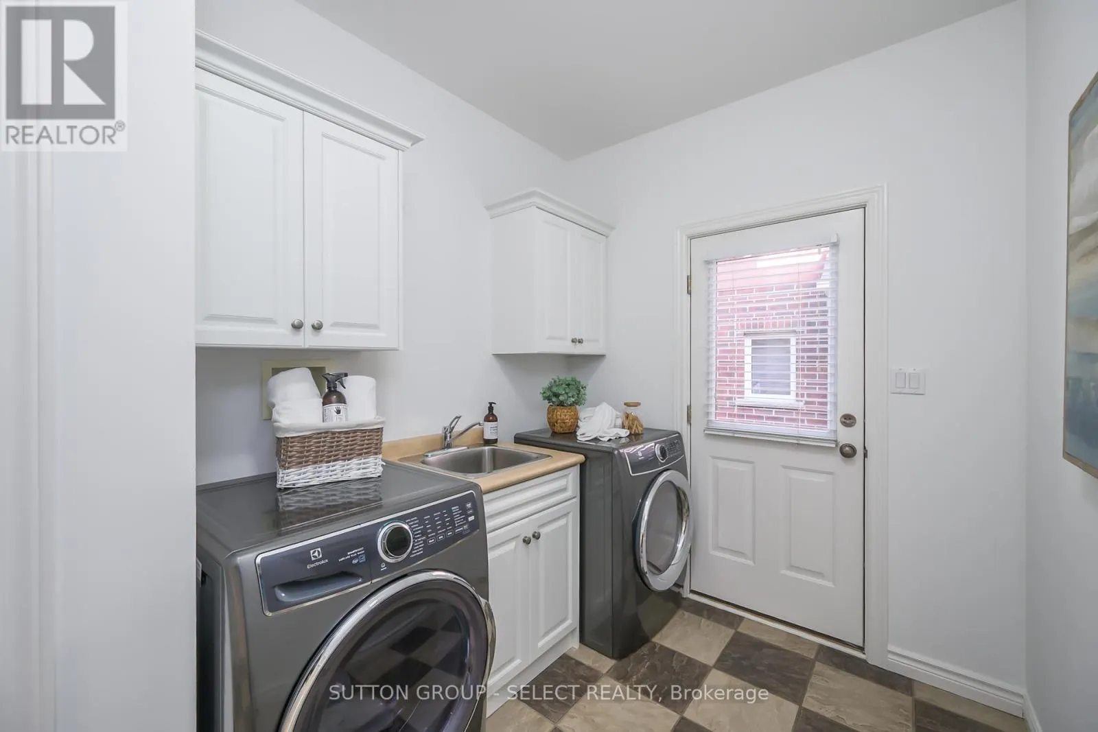 270 EAST RIVERTRACE WALK