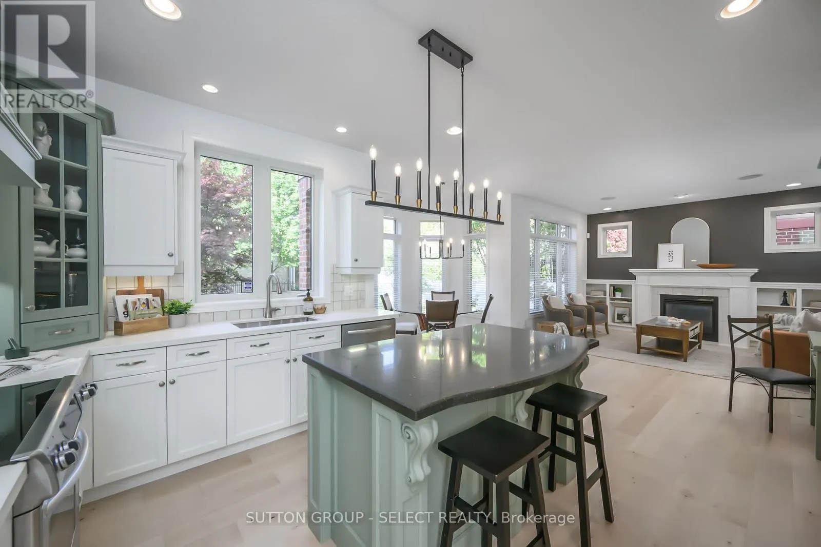 270 EAST RIVERTRACE WALK