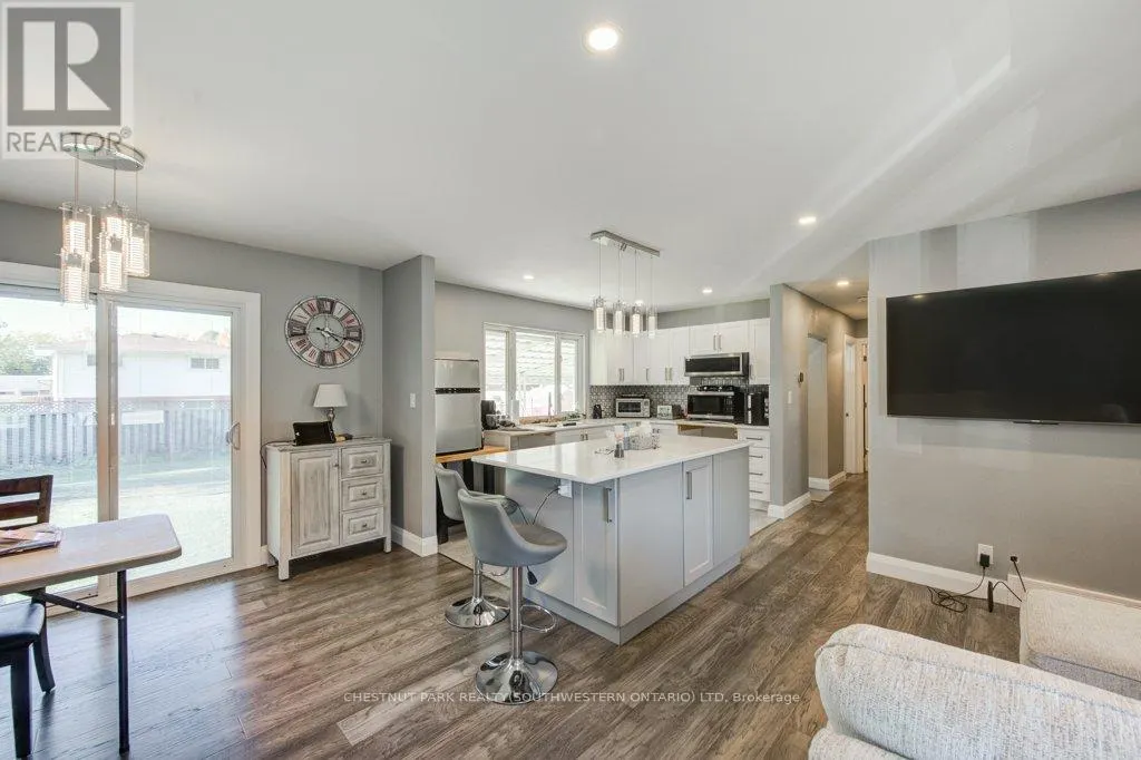 243 KING STREET E