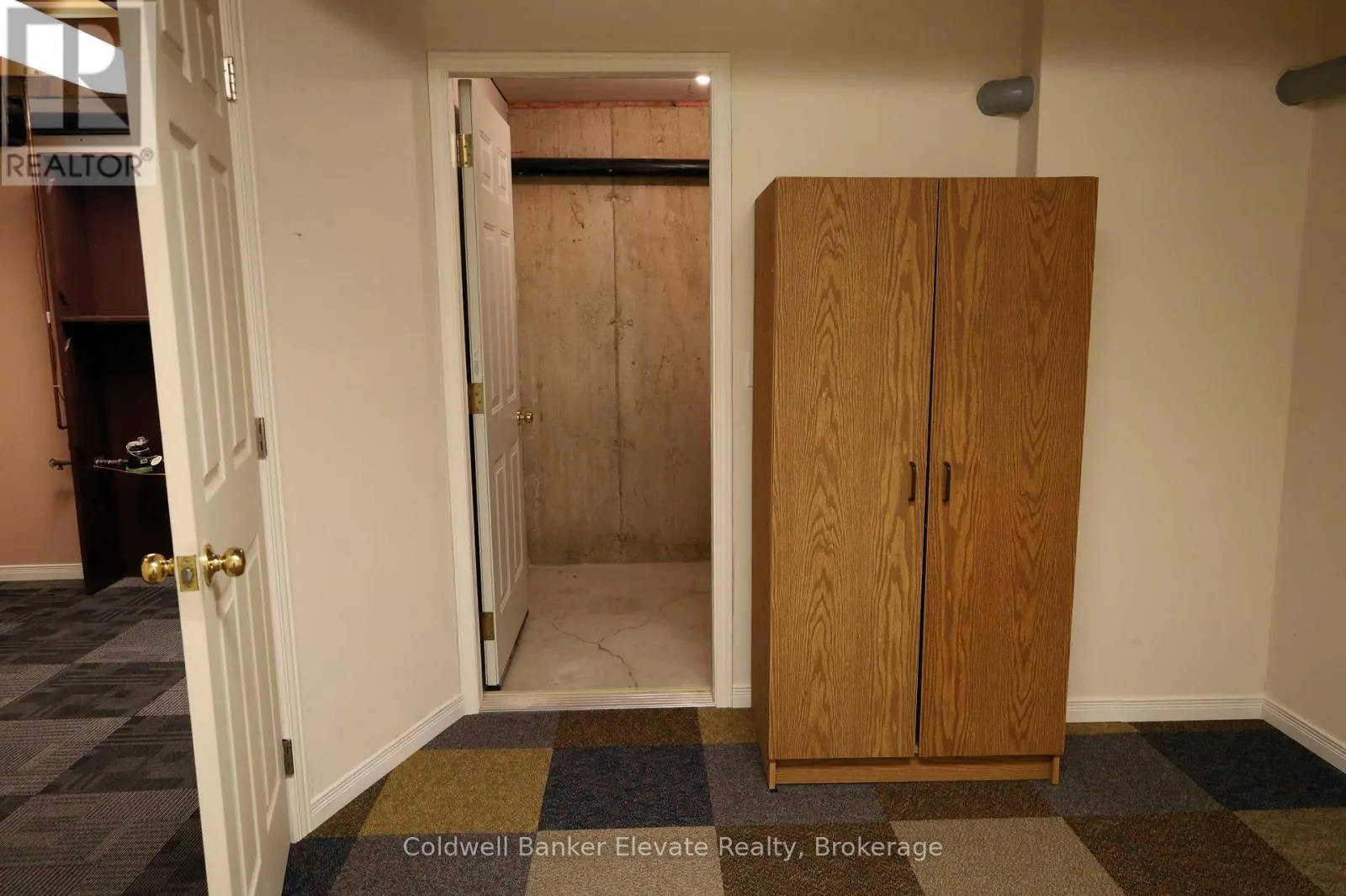 16 - 2705 KINGSWAY DRIVE