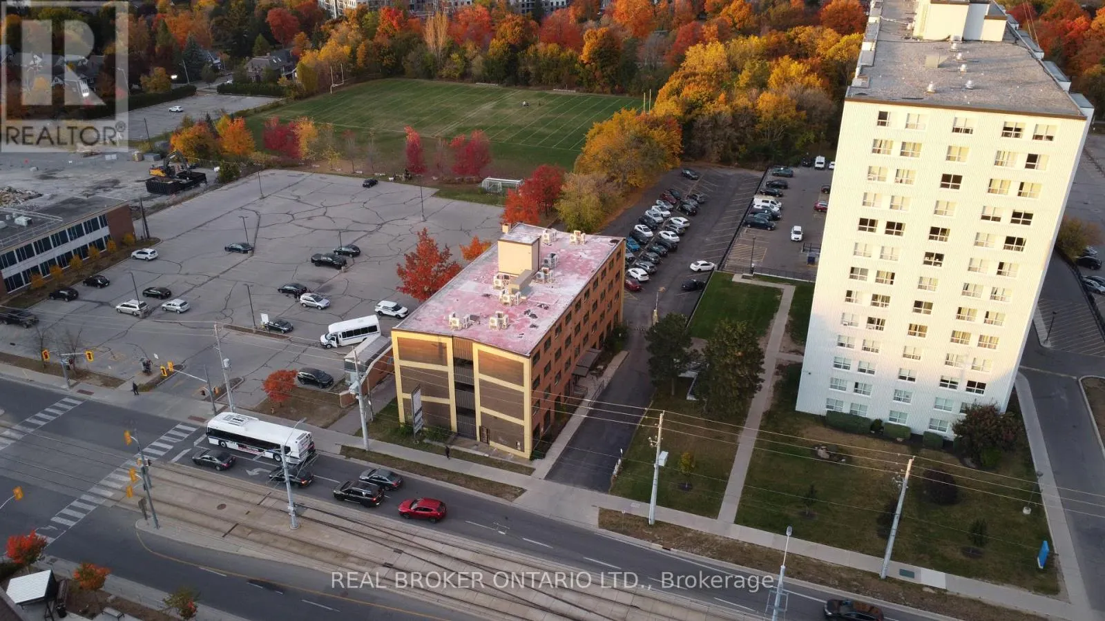 824 KING STREET W