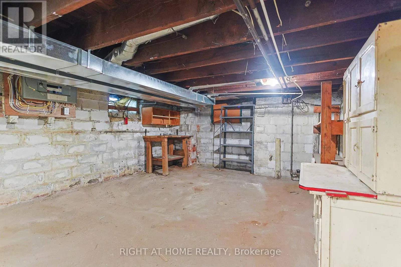 318 JOHN STREET N
