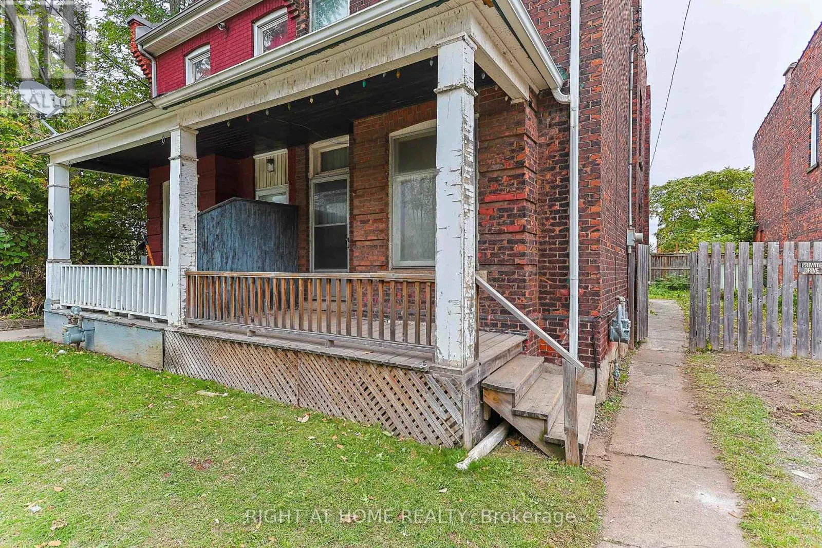 318 JOHN STREET N