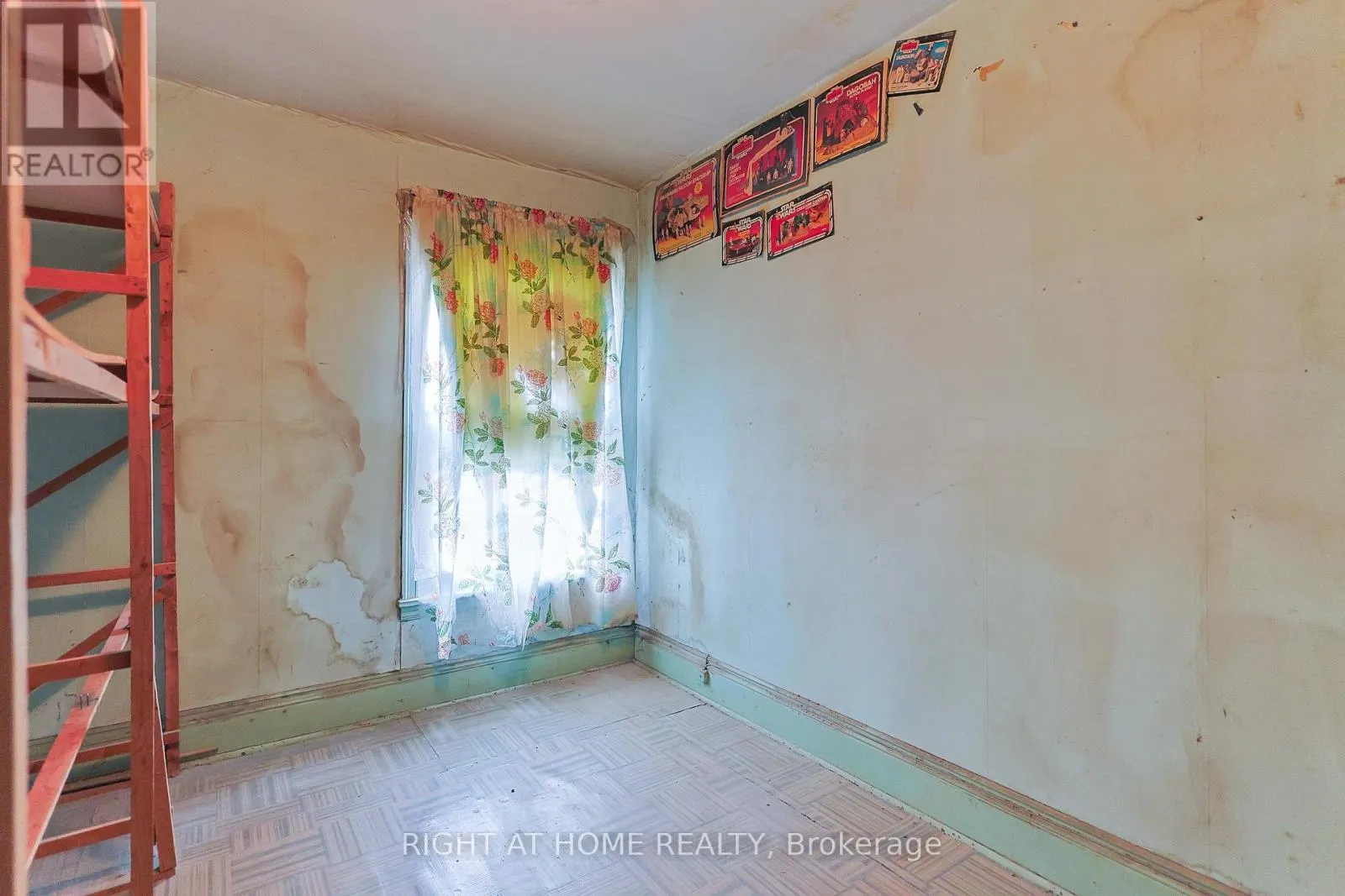 318 JOHN STREET N