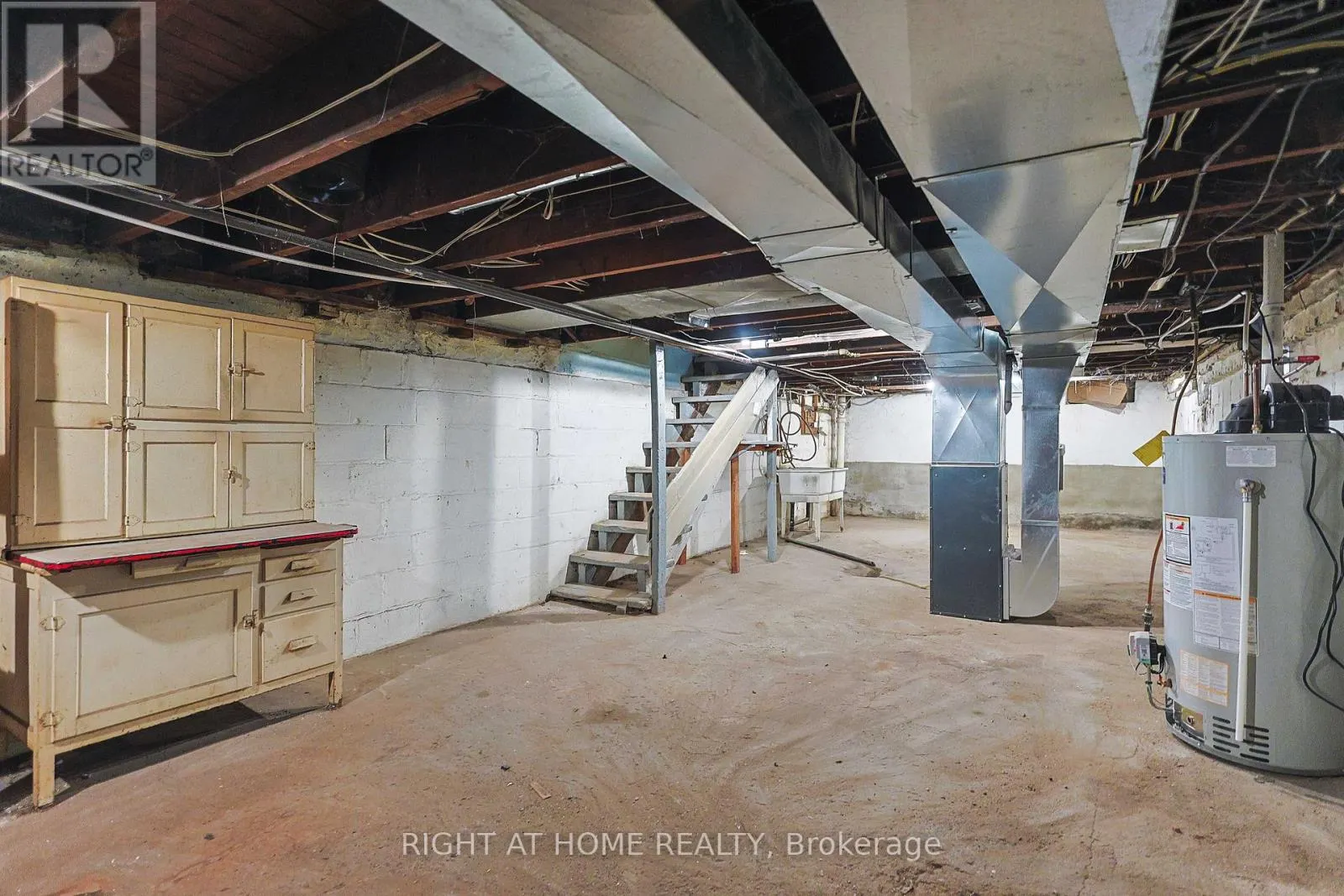 318 JOHN STREET N