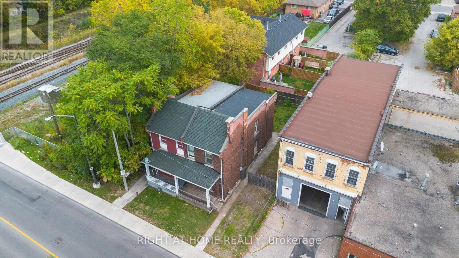 318 JOHN STREET N
