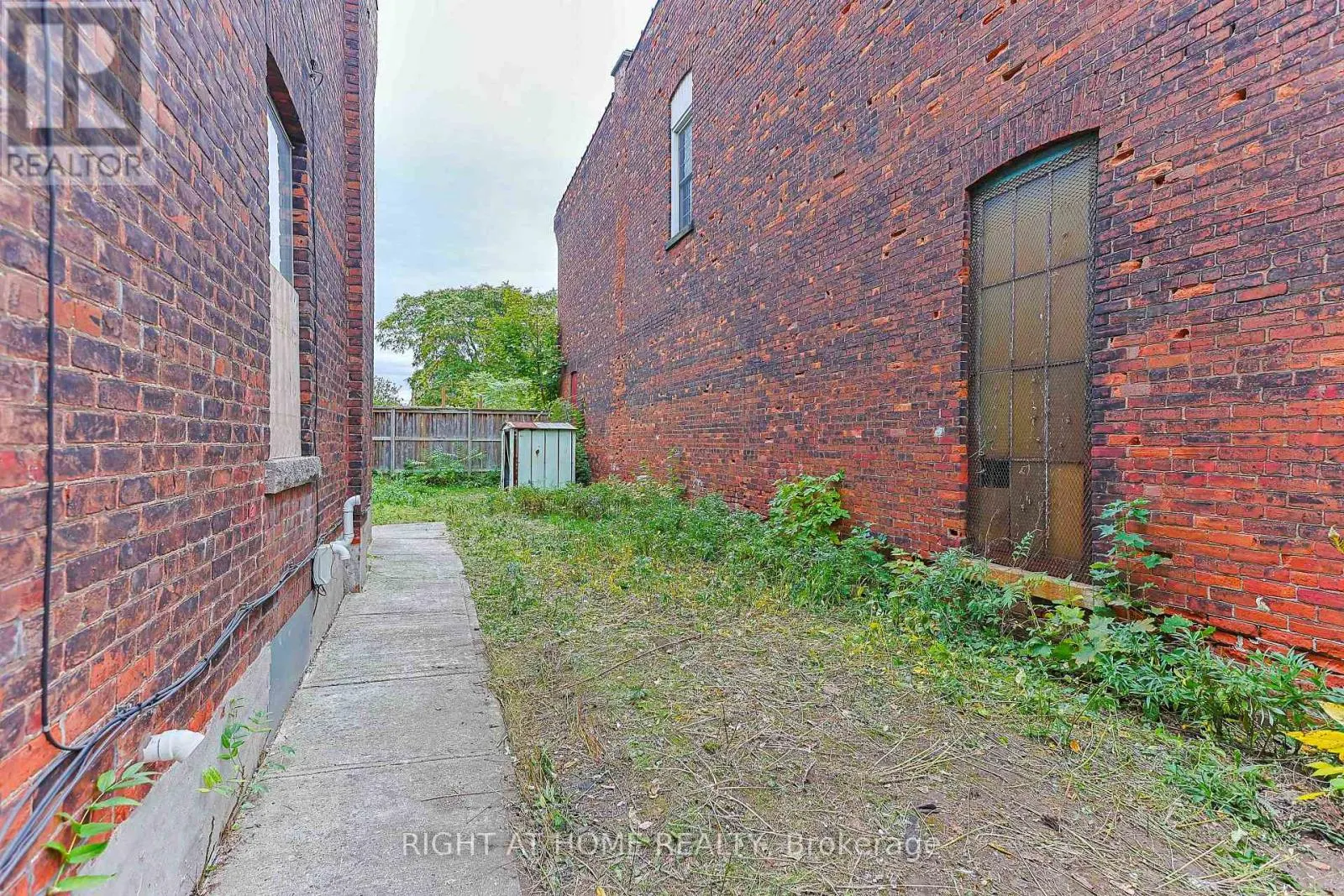 318 JOHN STREET N