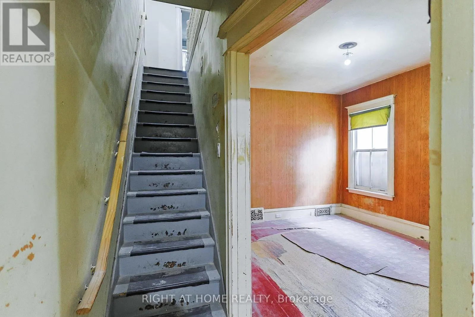 318 JOHN STREET N