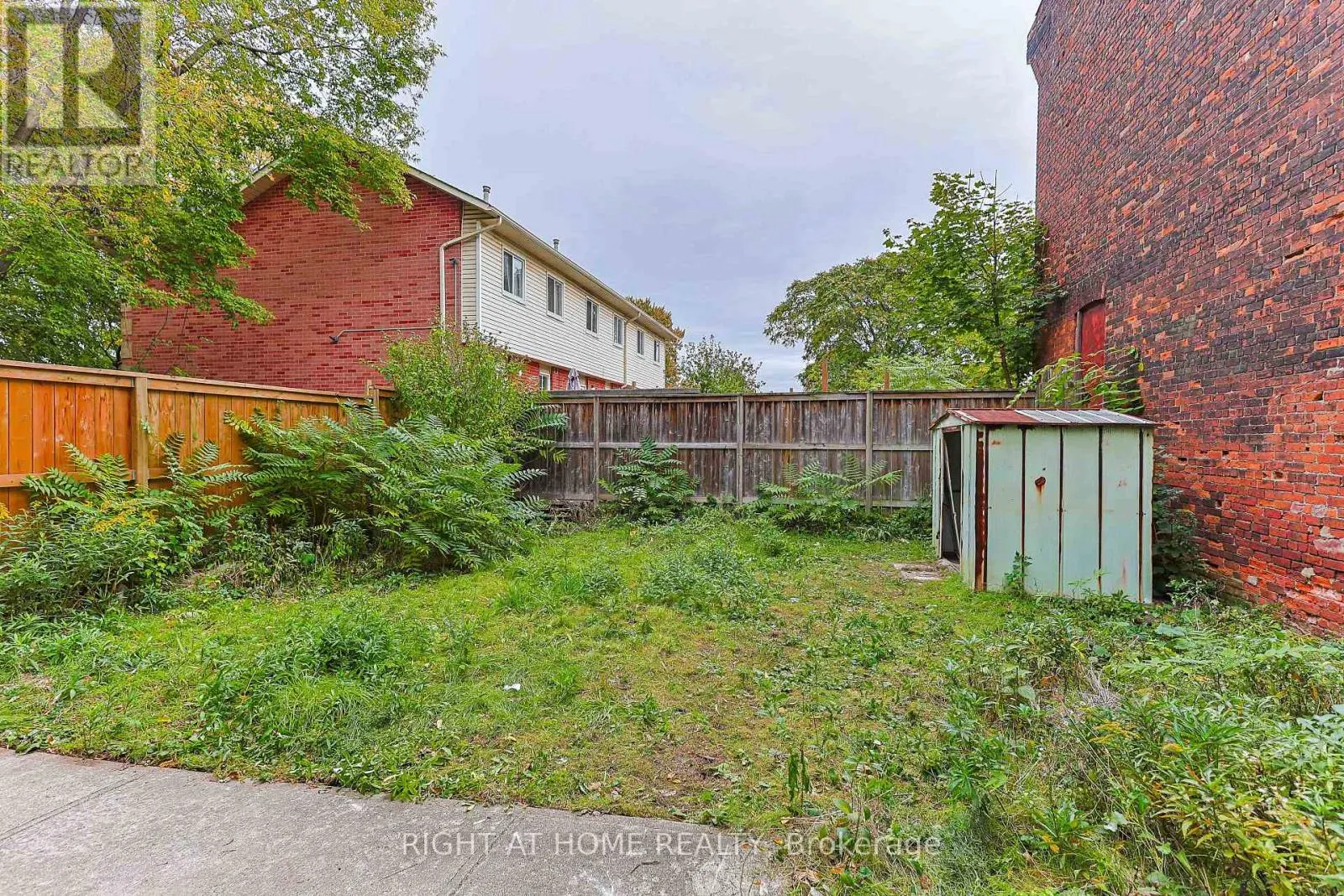 318 JOHN STREET N