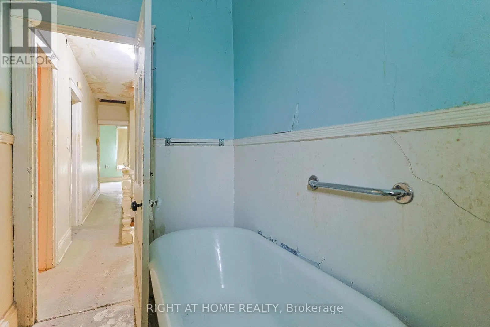 318 JOHN STREET N