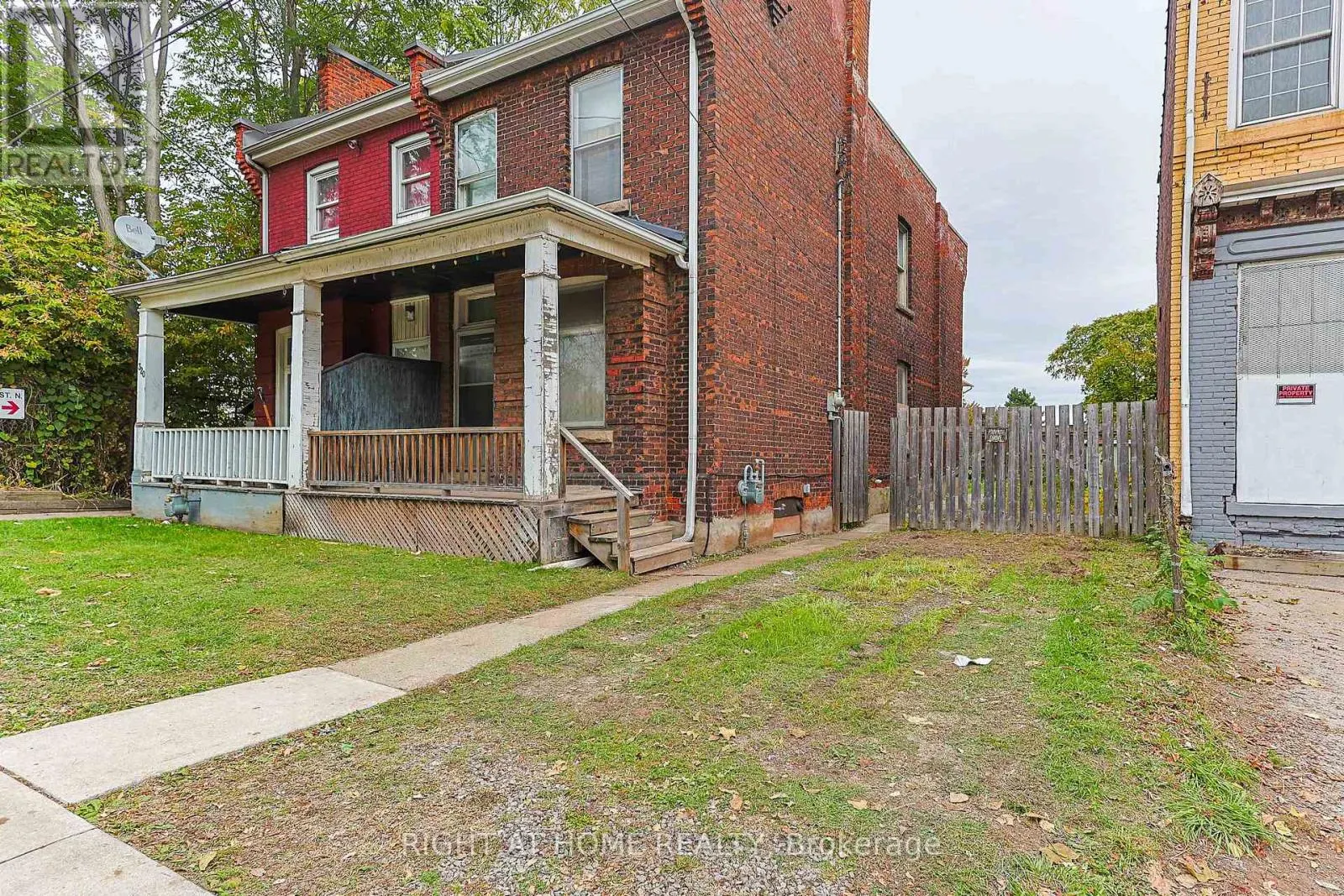 318 JOHN STREET N