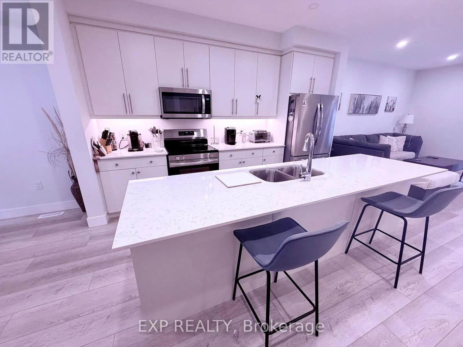 9 - 990 DEVERON CRESCENT, #9