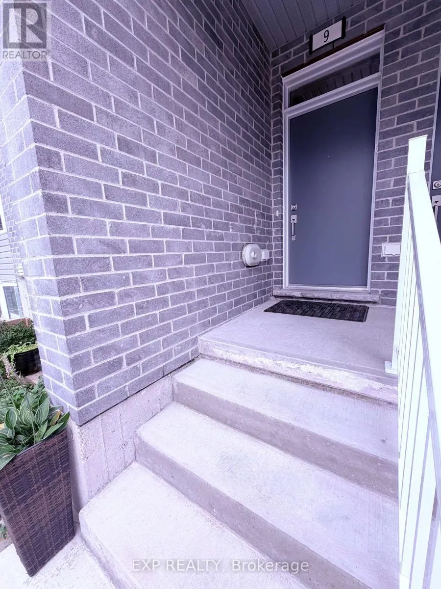 9 - 990 DEVERON CRESCENT, #9
