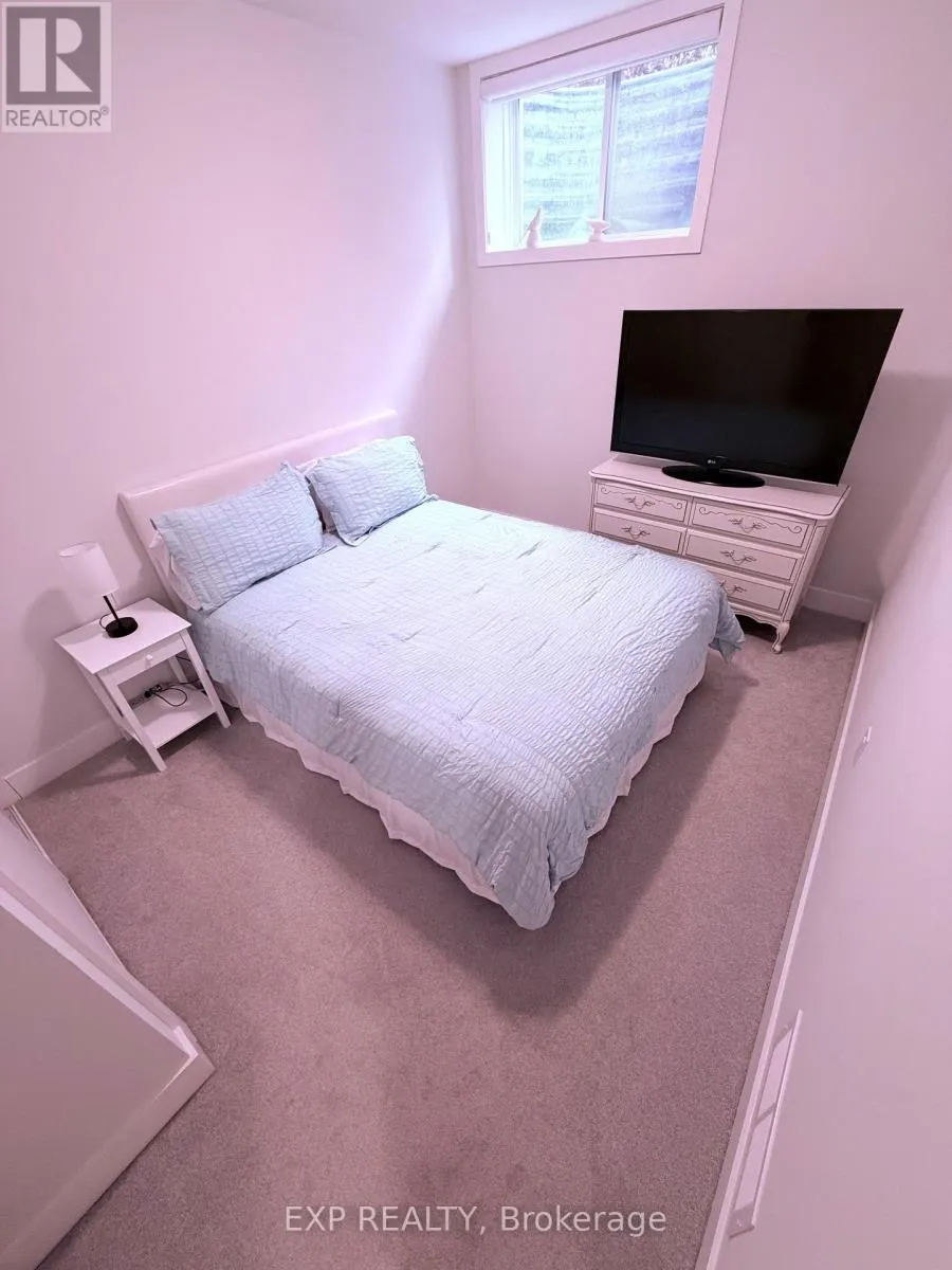 9 - 990 DEVERON CRESCENT, #9