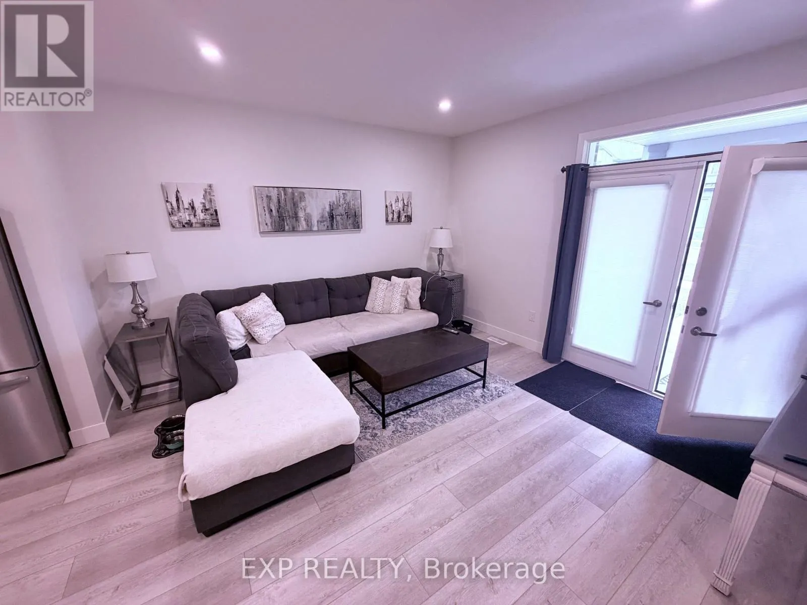 9 - 990 DEVERON CRESCENT, #9