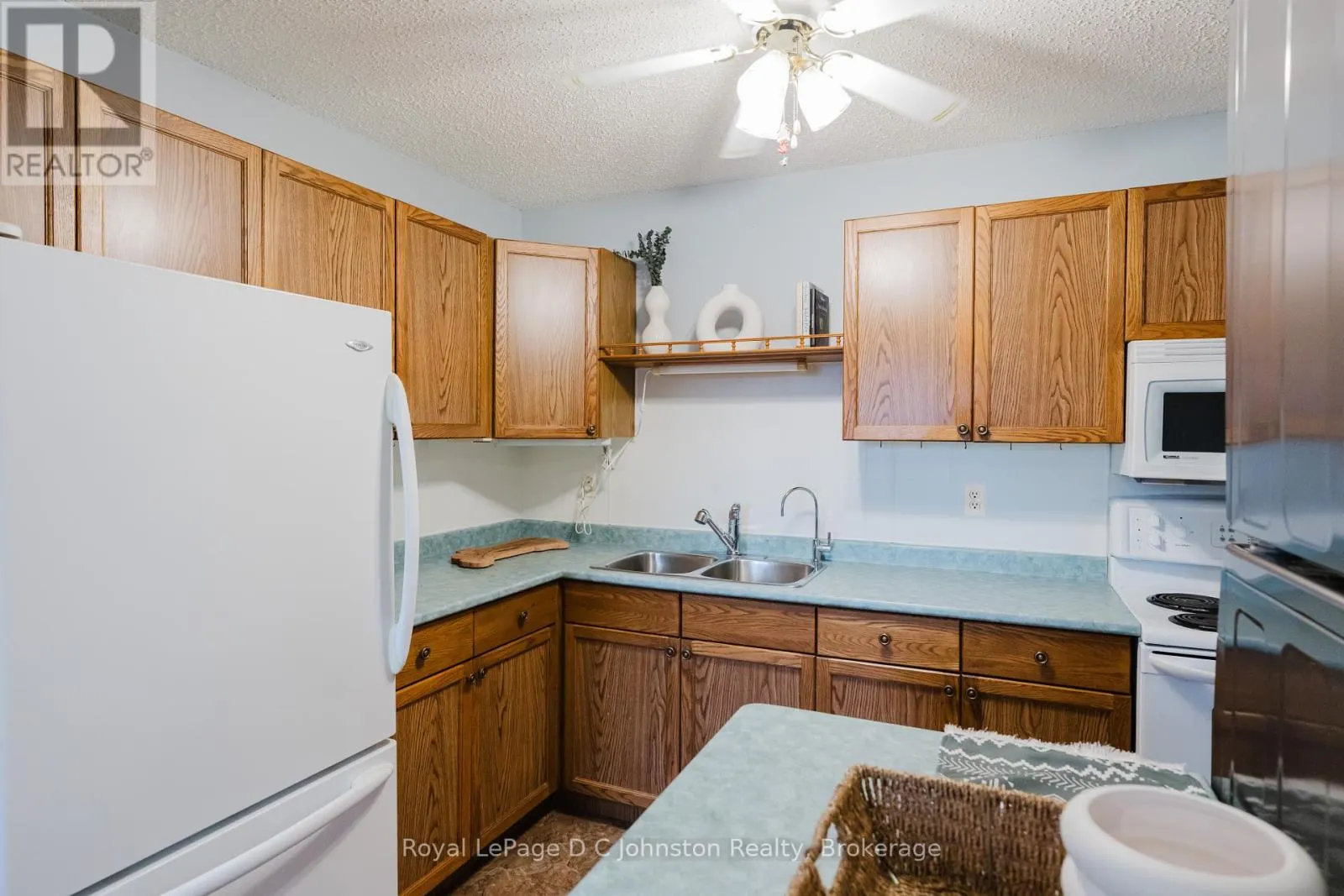38 - 303 WATERLOO STREET, #38