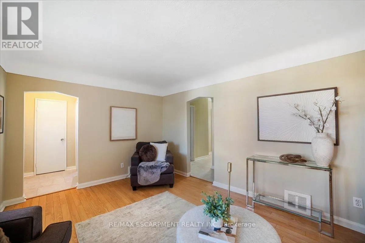 832 QUEENSDALE AVENUE