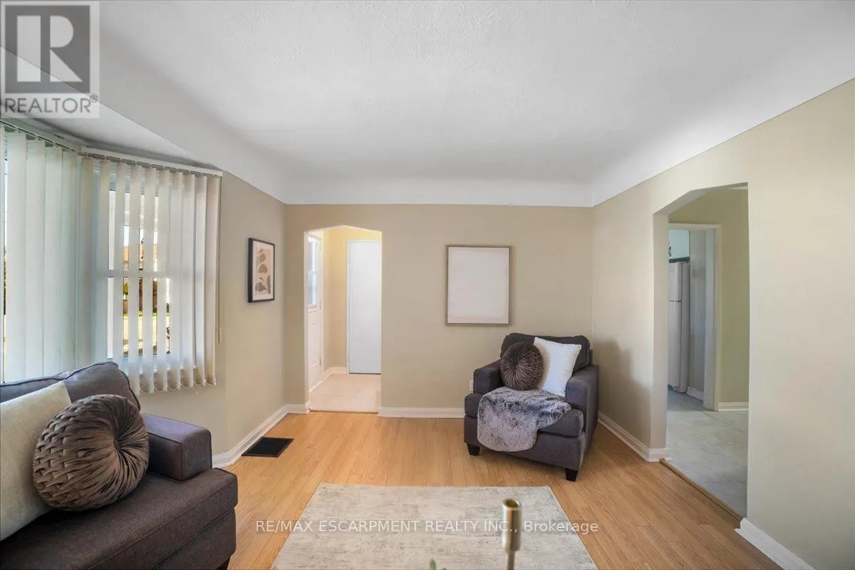 832 QUEENSDALE AVENUE
