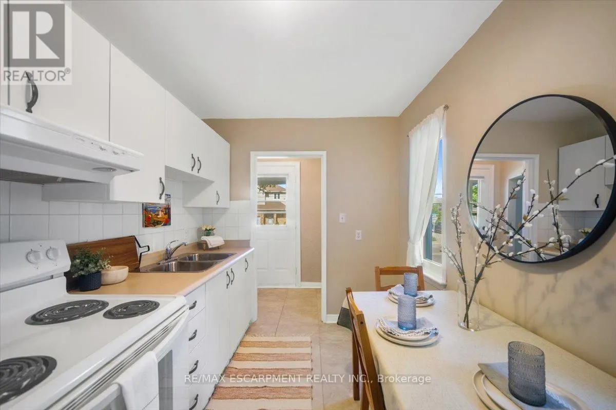832 QUEENSDALE AVENUE