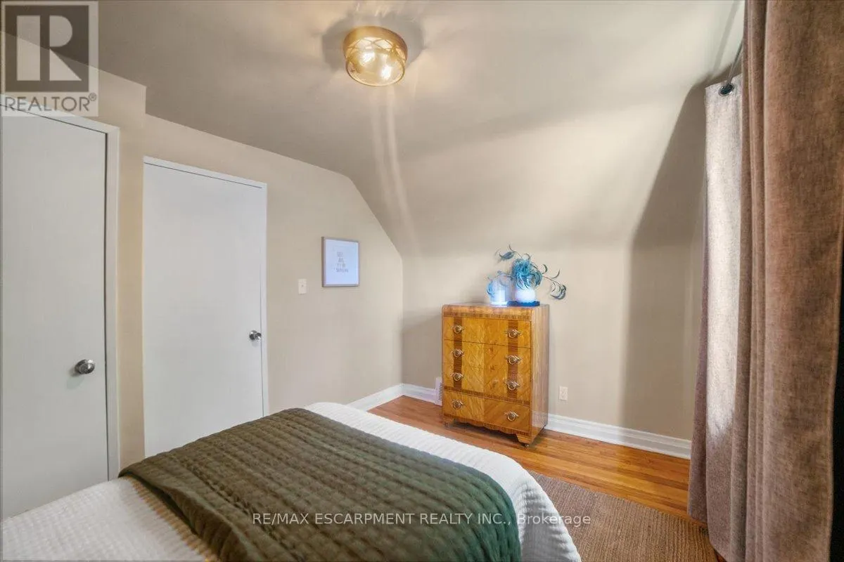 832 QUEENSDALE AVENUE