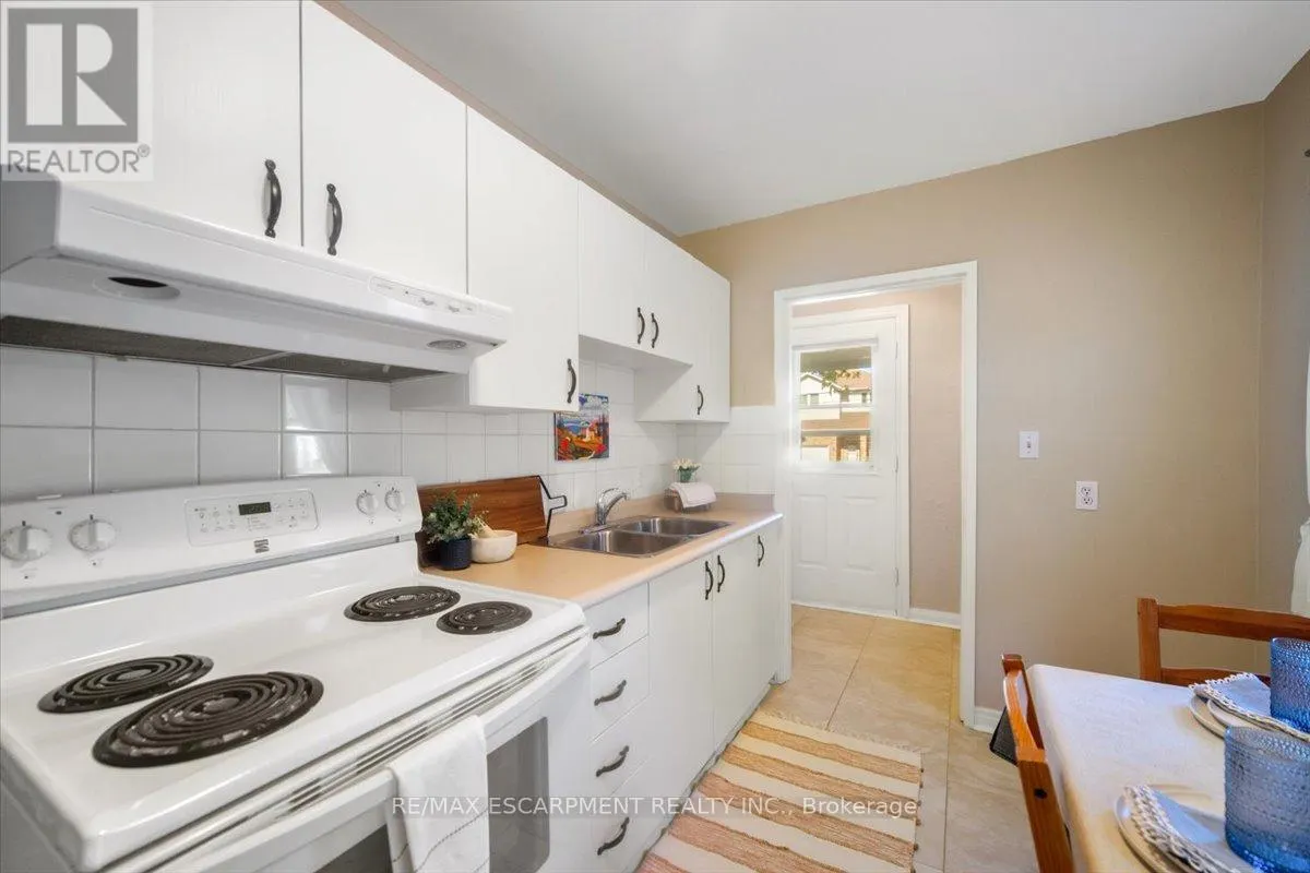 832 QUEENSDALE AVENUE