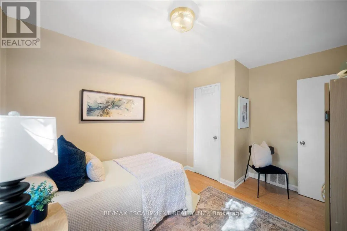 832 QUEENSDALE AVENUE