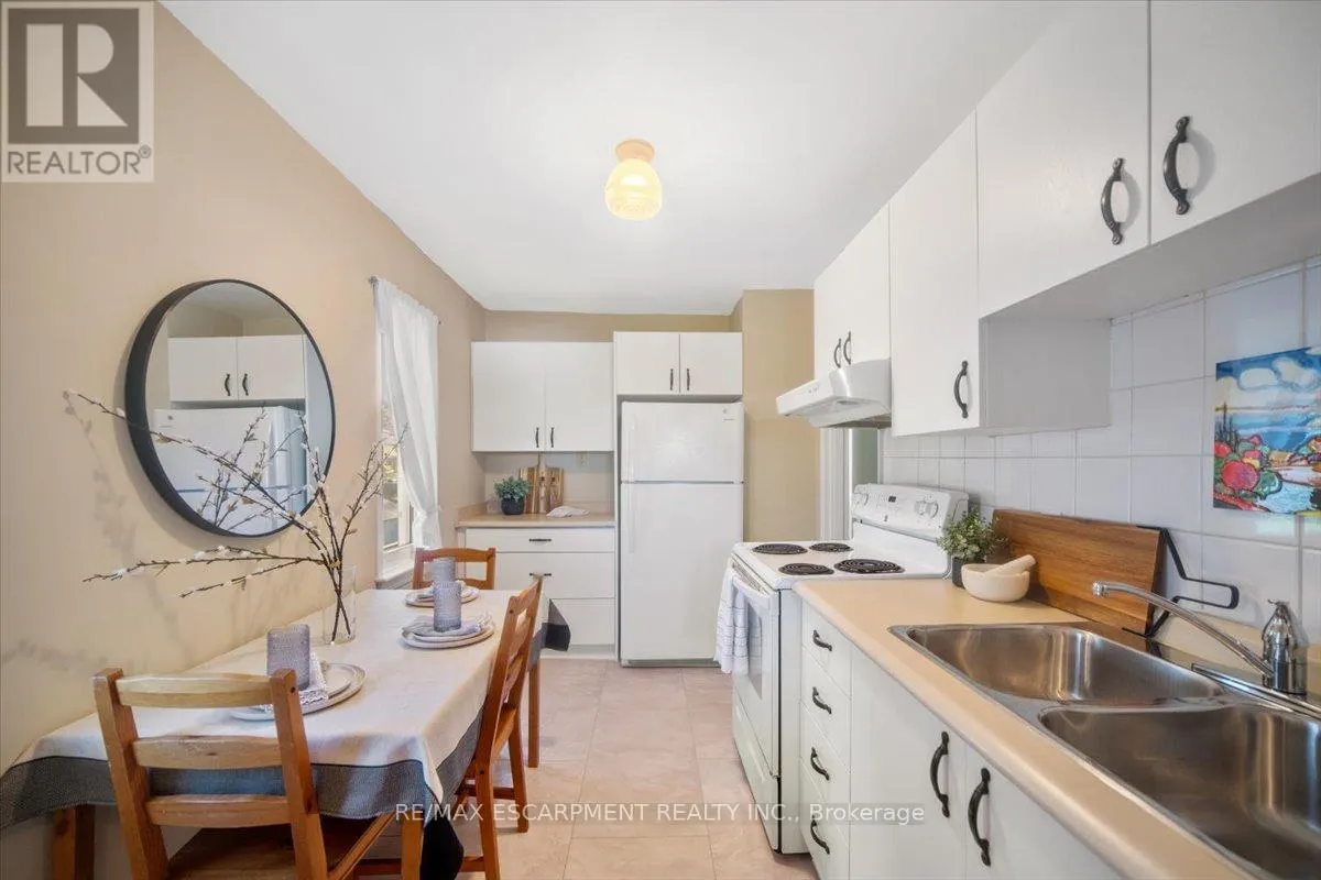 832 QUEENSDALE AVENUE
