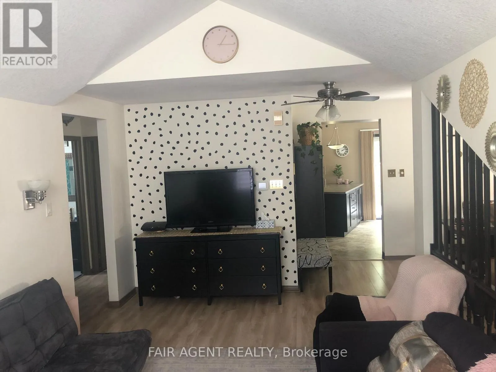 562 ERINBROOK DRIVE