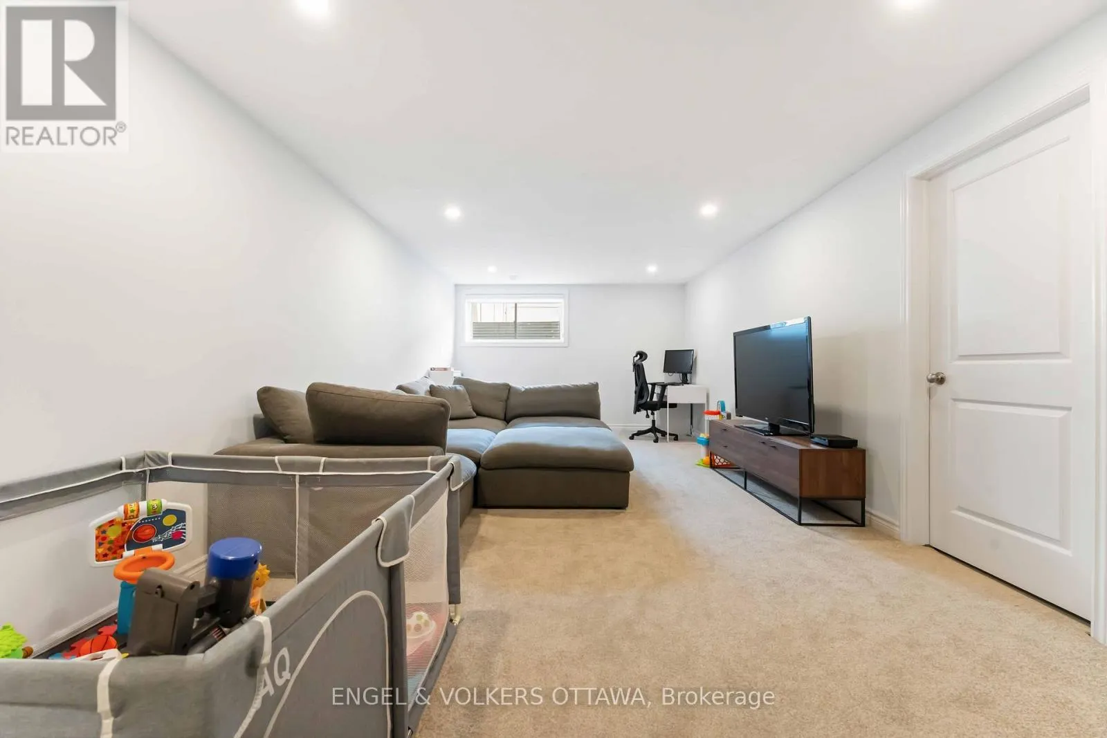 781 CAIRN CRESCENT