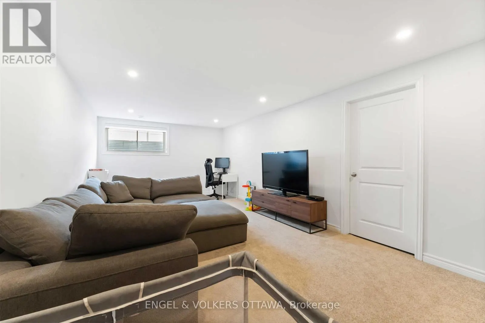 781 CAIRN CRESCENT