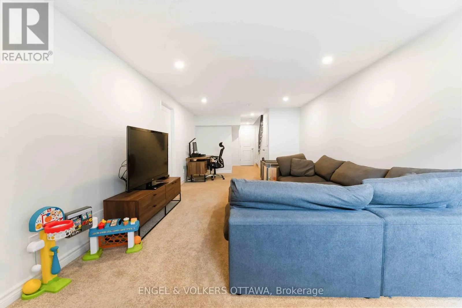 781 CAIRN CRESCENT