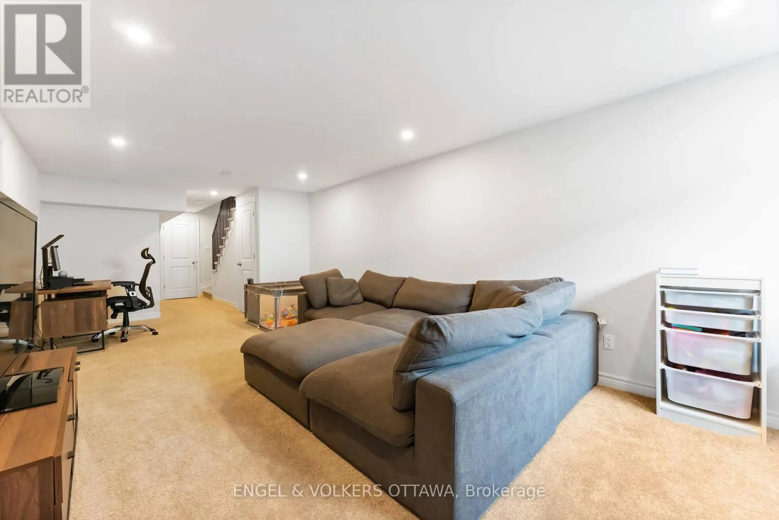 781 CAIRN CRESCENT