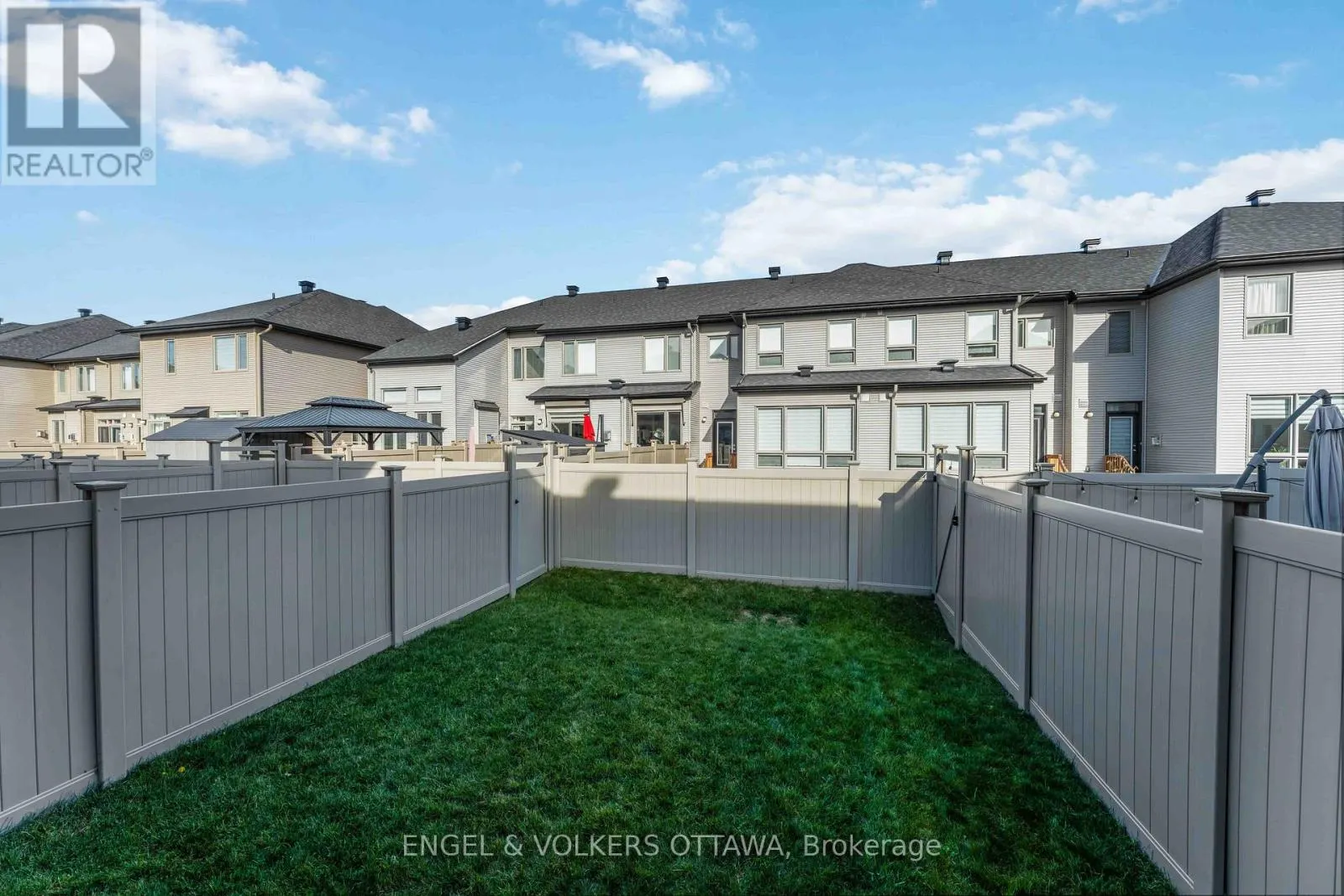 781 CAIRN CRESCENT