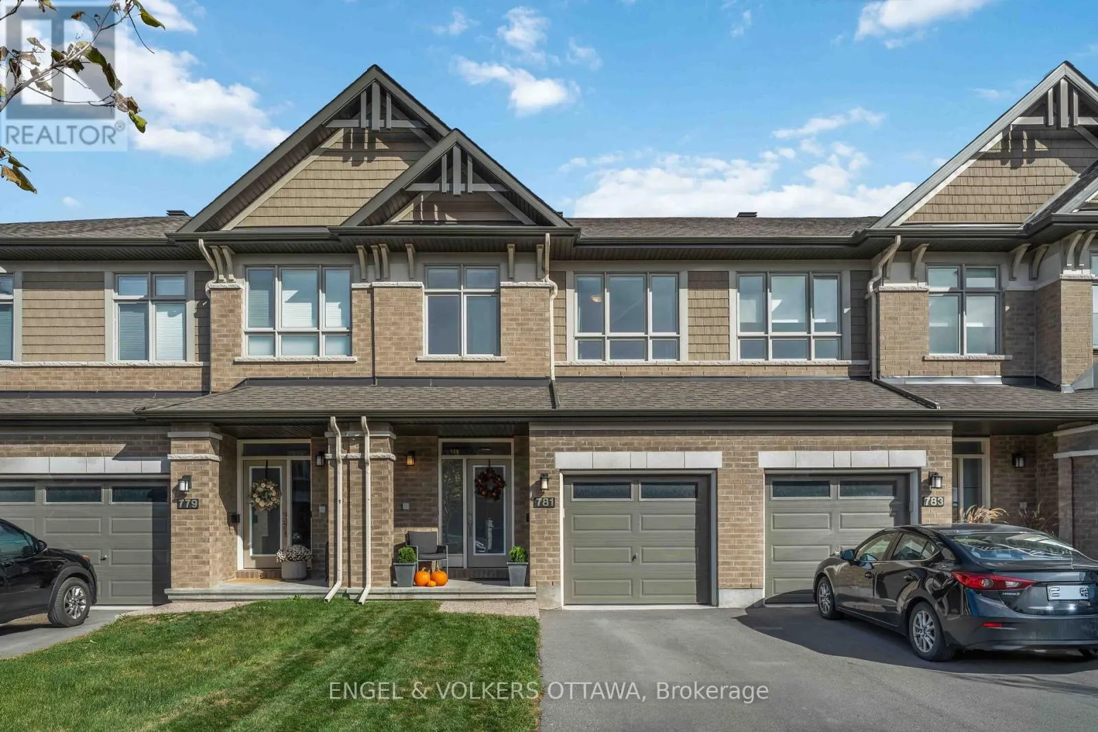 781 CAIRN CRESCENT