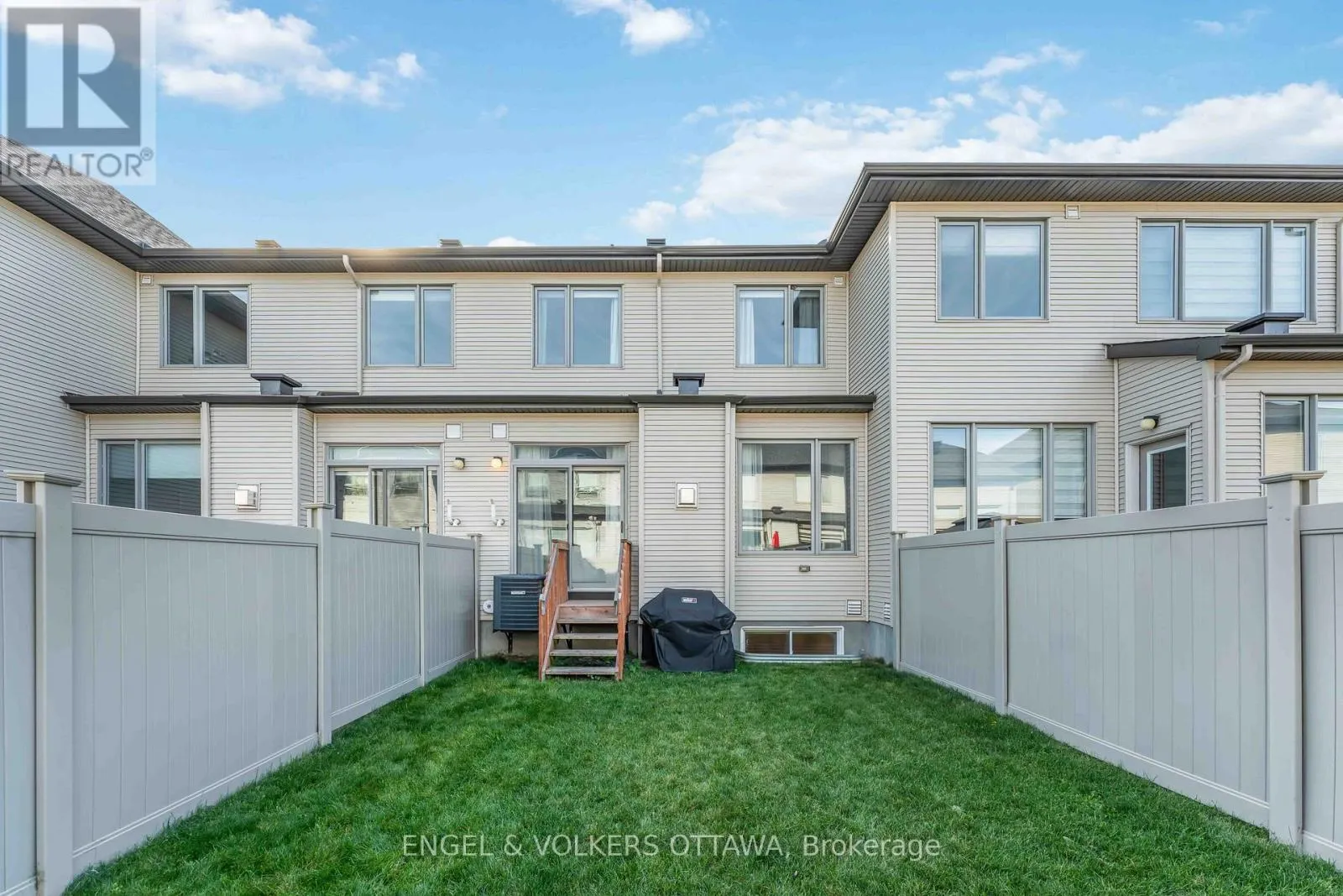 781 CAIRN CRESCENT