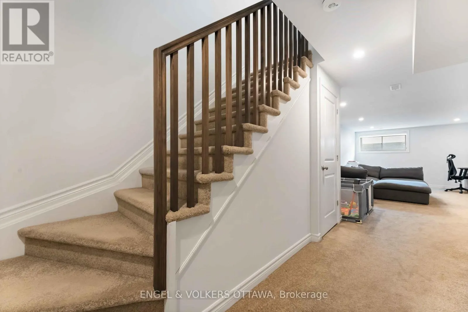 781 CAIRN CRESCENT