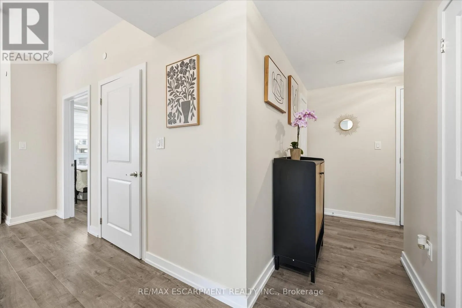 613 - 470 DUNDAS STREET E